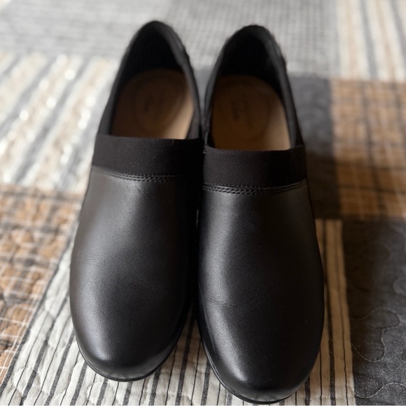 Clarks Black Heeled Leather Slip On Clogs, Size 7, EUC - Picture 2 of 7